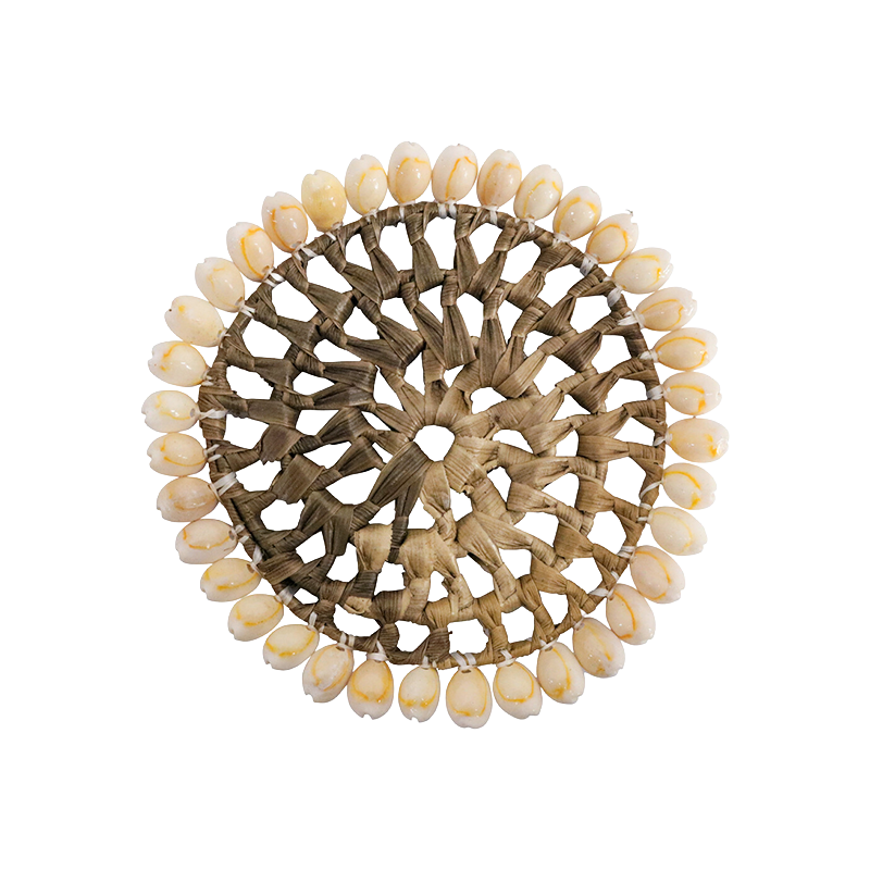 Decorative round mat made with shells