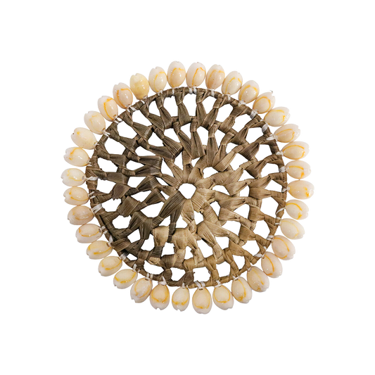Decorative round mat made with shells