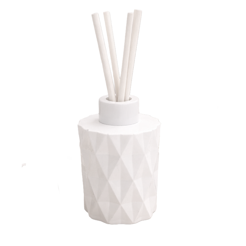 White geometric diffuser with reeds 